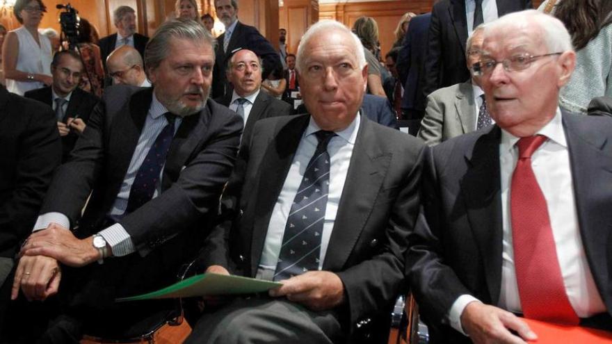 De izquierda a derecha, el ministro de Cultura, Íñigo Méndez de Vigo; el de Asuntos Exteriores, José Manuel García-Margallo, y el director del Instituto Cervantes, Víctor García de la Concha.