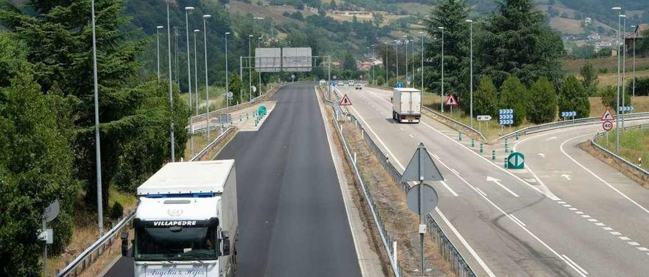 Uno de los tramos de la autovía entre Mieres y Campomanes, aún sin pintar.