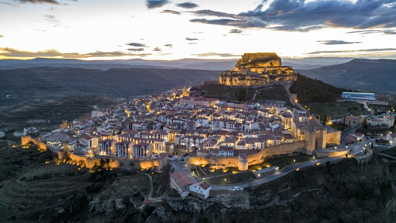 Morella con el castillo en lo alto de su colina
