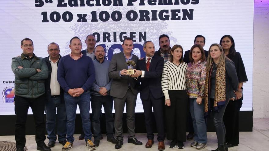 Miembros de la Diputación y Alimentos Zamora con el premio 100 por 100 Origen. | Diputación de Zamora