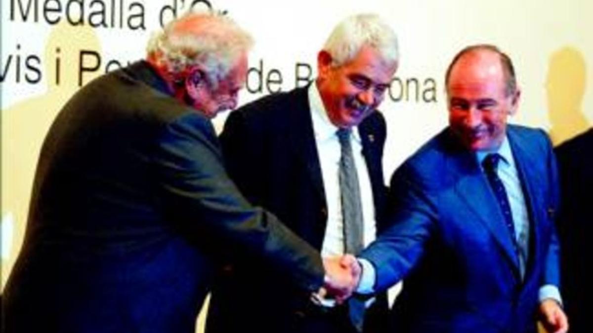 El presidente de Criteria, Ricard Fornesa, saluda a Rodrigo Rato en presencia de Pasqual Maragall, en octubre del 2005.