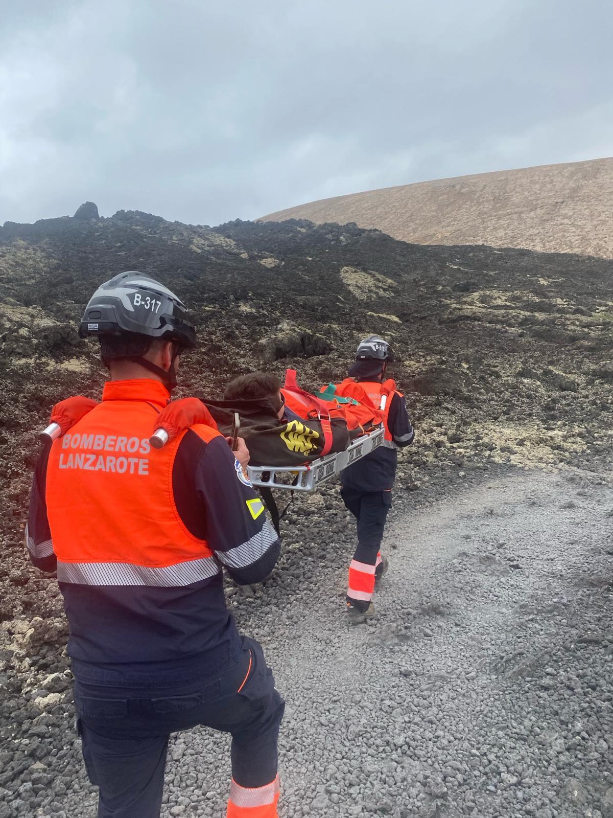 Senderista evacuado por bomberos del Consorcio de Emergencias del Cabildo de Lanzarote tras sufrir una caída.