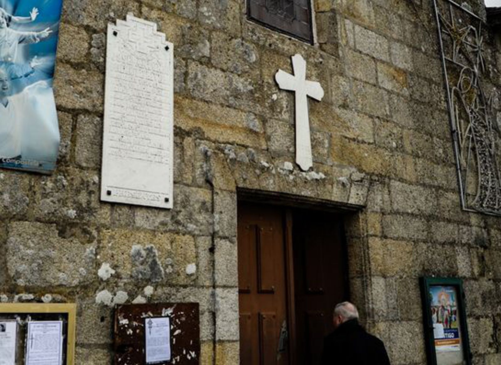 Iglesia de Dena, en Meaño, donde hay placas franquistas.