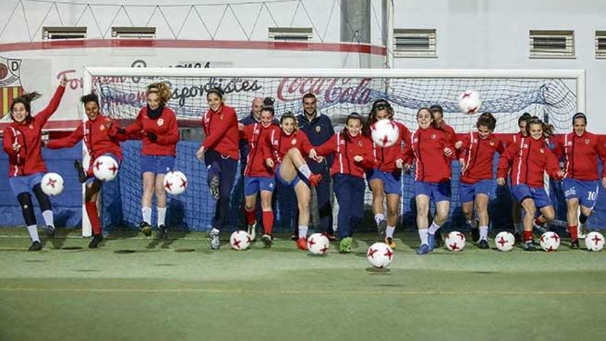 El equipo rojillo entrena y disputa los partidos en el Municipal del Coll d´en Rebassa.