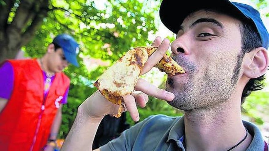 Un joven de Versalles, ayer, «fumándose» un frisuelo en la calle Fruela.