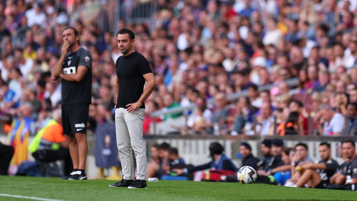 Xavi, durante el choque en el Camp Nou ante el Elche