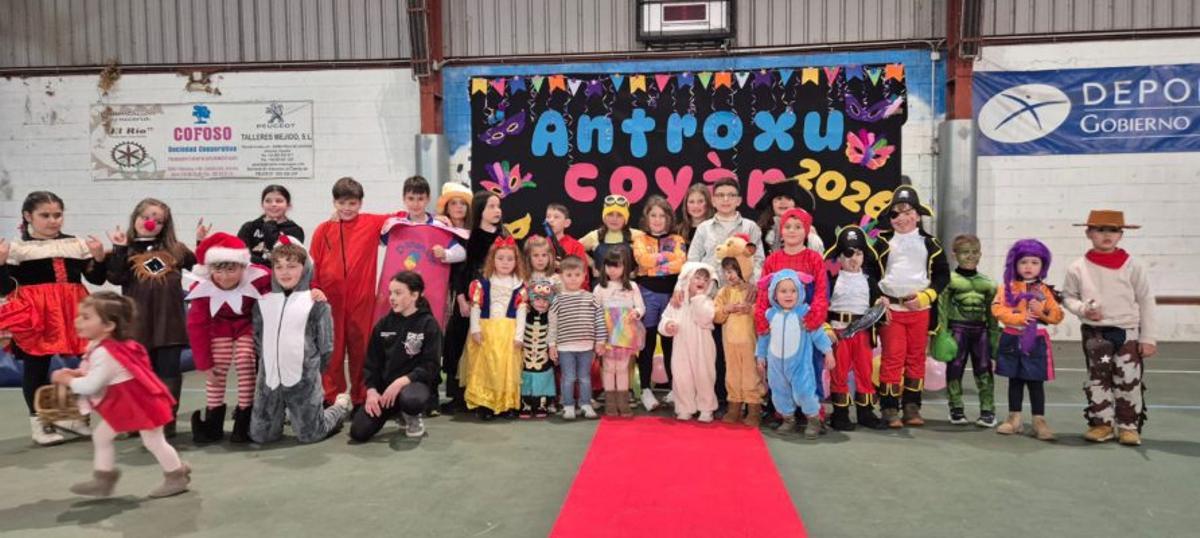 Niños participantes en el Antroxu celebrado en Rioseco. |