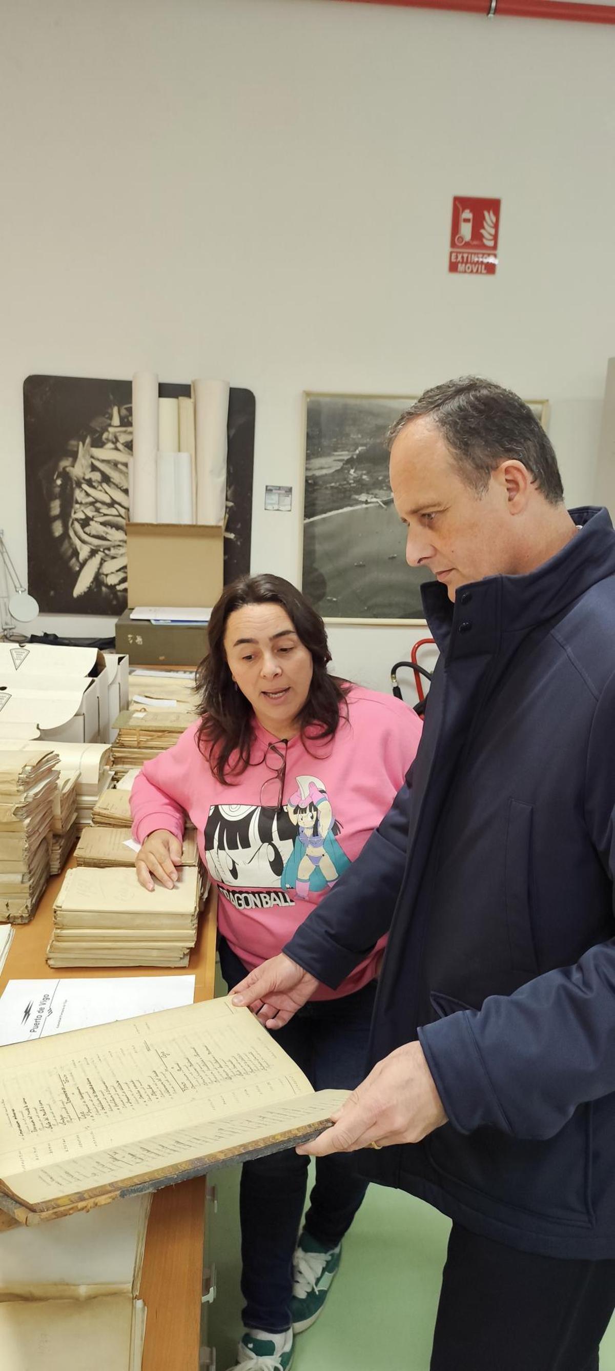 Botana repasa unos documentos históricos en el archivo.