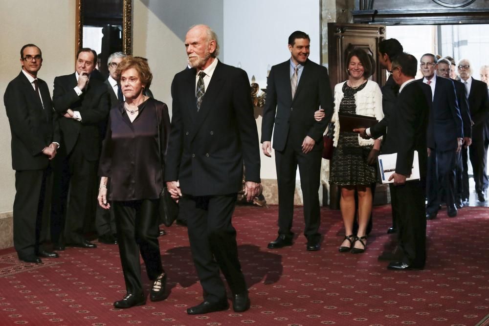 El Rey Felipe VI impone las insignias a los galardonados con los premios "Princesa de Asturias" 2017