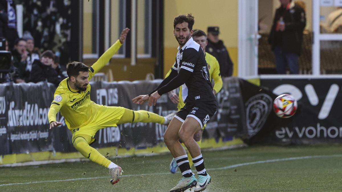 Álex Baena pugna con un rival durante el tiempo regular de la accidentada eliminatoria entre Unionistas y Villarreal.