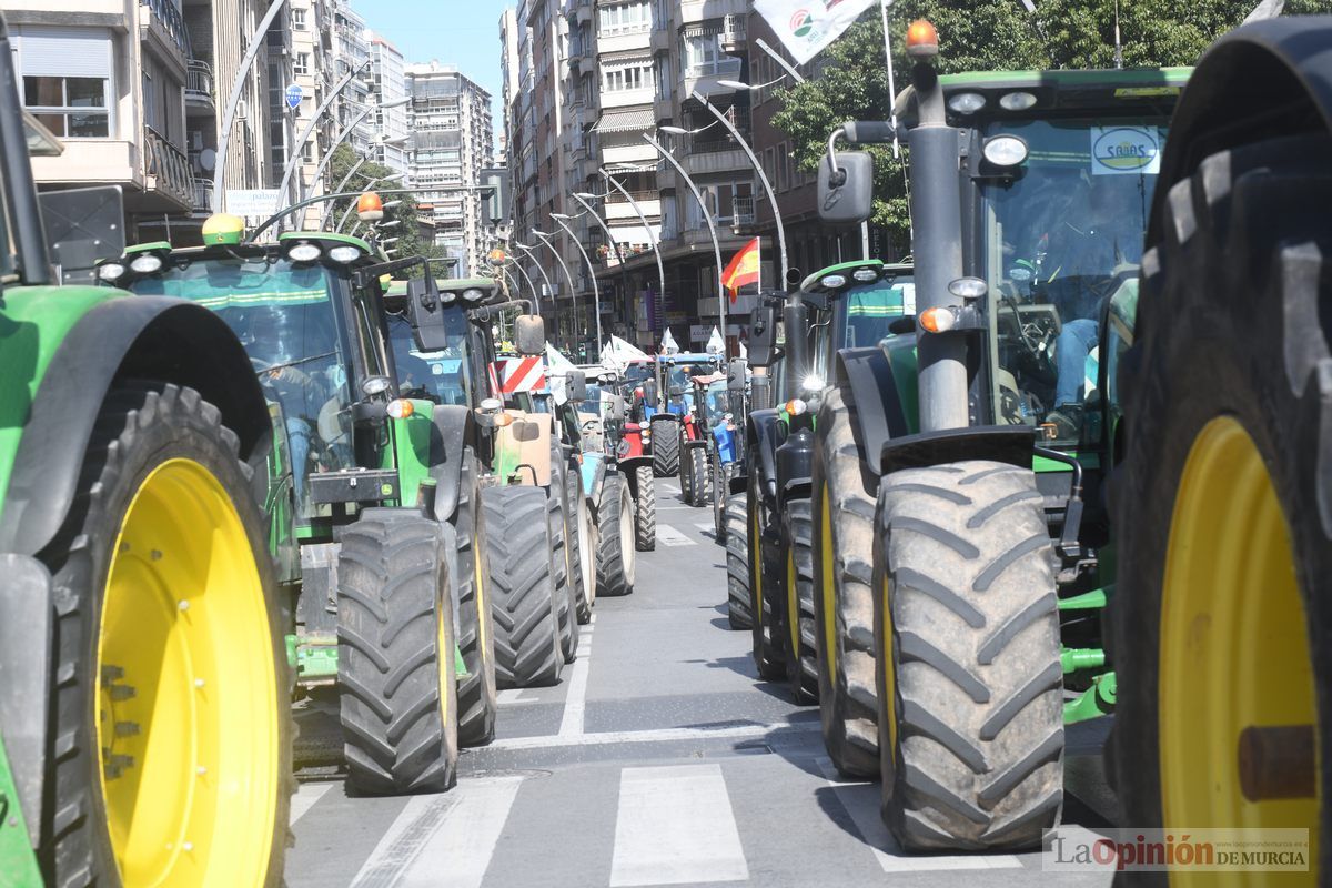 Miles de agricultores y ganaderos toman las calles de Murcia