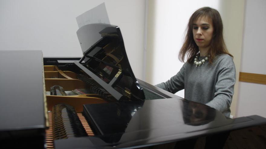 Laia Martín asseguda al piano interpretant una obra