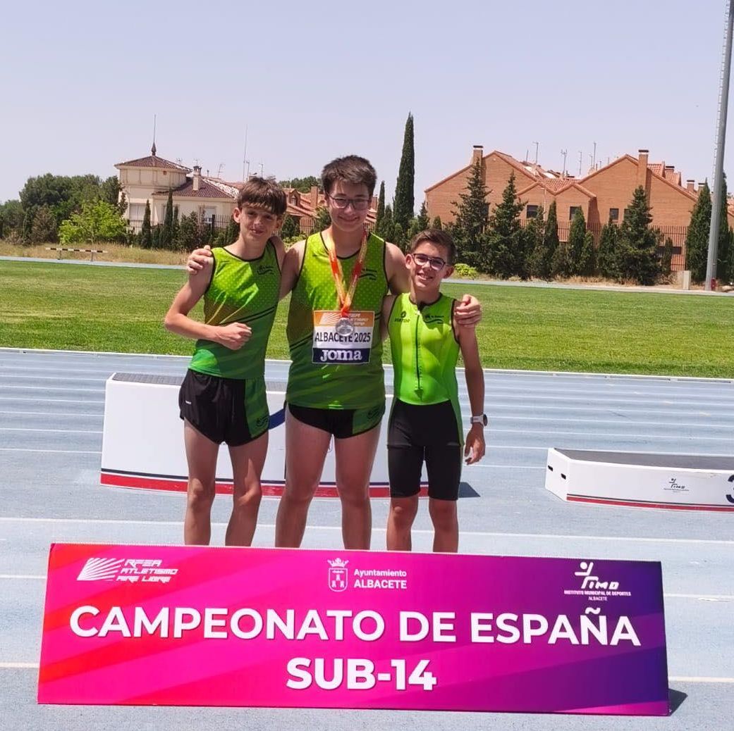 Álvaro Mengual, en el centro con la medalla de plata, con los otros dos atletas de la Rabosa en Albacete.