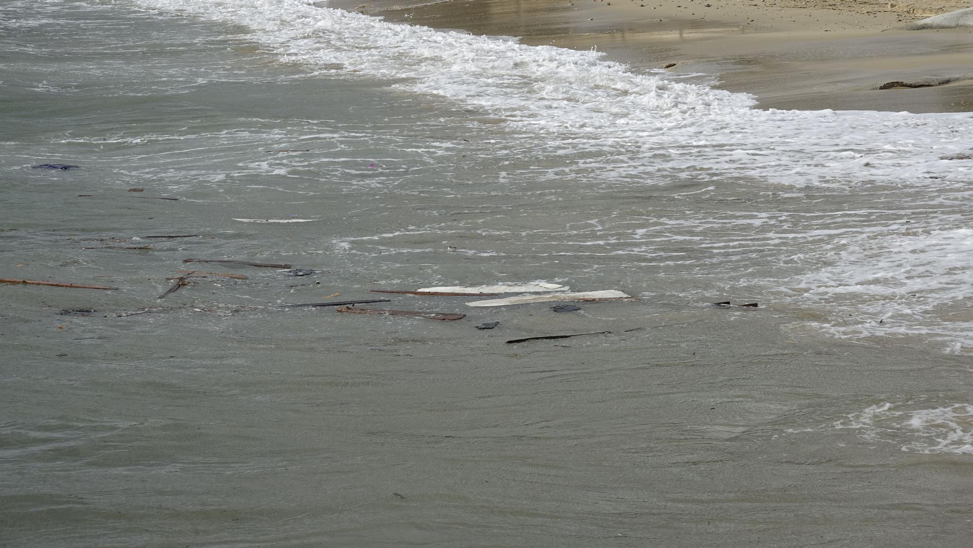 El oleaje destroza contra las rocas de Portals un barco varado