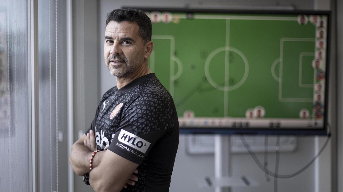 Miguel Ángel Sánchez Muñoz " Míchel " posa en las instalaciones del Centro de entrenamiento La Vinya, en Girona.