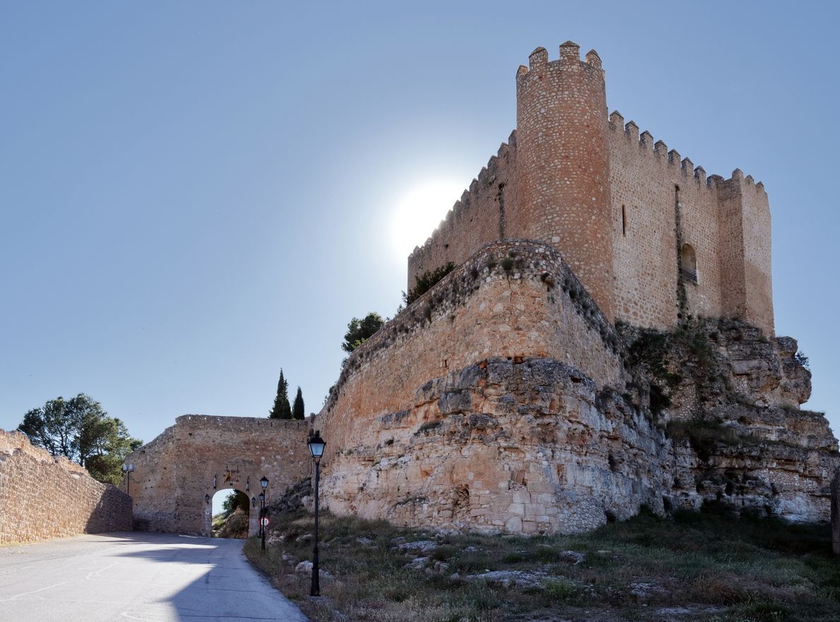 El castillo de Alarcón a la entrada del pueblo