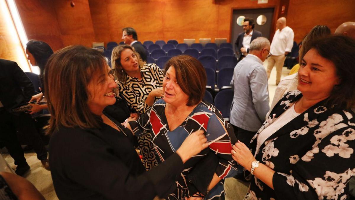 Una sonriente Fanny Tur recibe las felicitaciones de Lourdes Cardona y Carmen Domínguez.