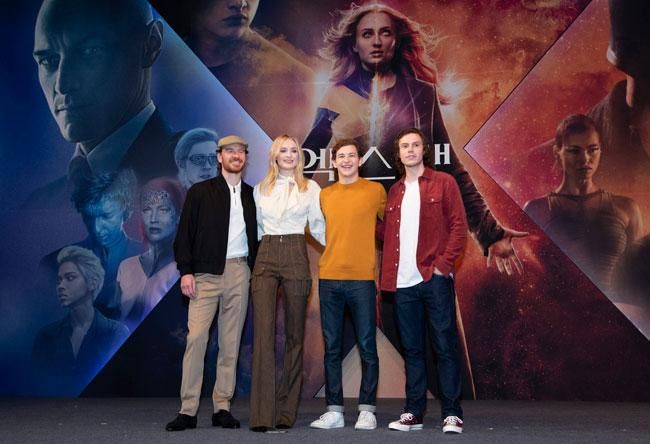 La actriz junto a sus compañeros de la película