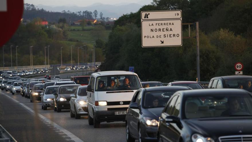 Kilómetro y medio de retenciones al chocar cuatro coches en la Autovía Minera