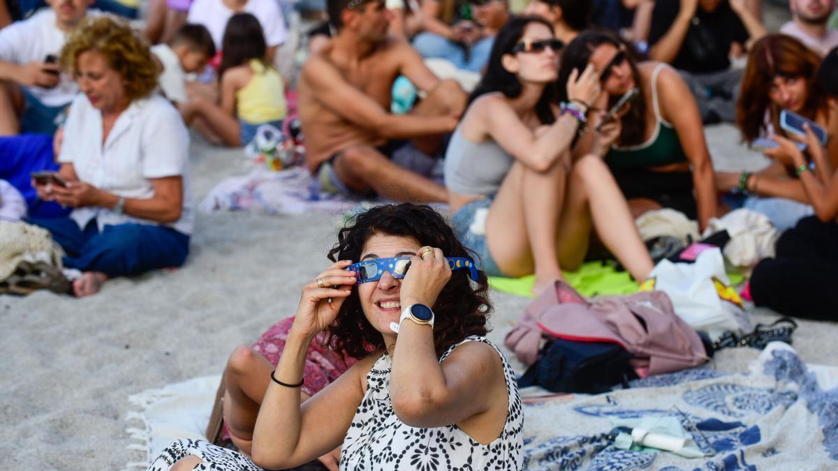 Miles de personas acudieron a las playas para ver el eclipse.