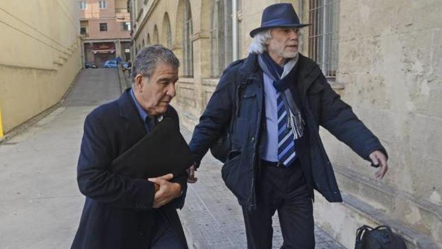 Daniel Mercado y su abogado Jaime Sanz de Bremond, entrando ayer en los juzgados.