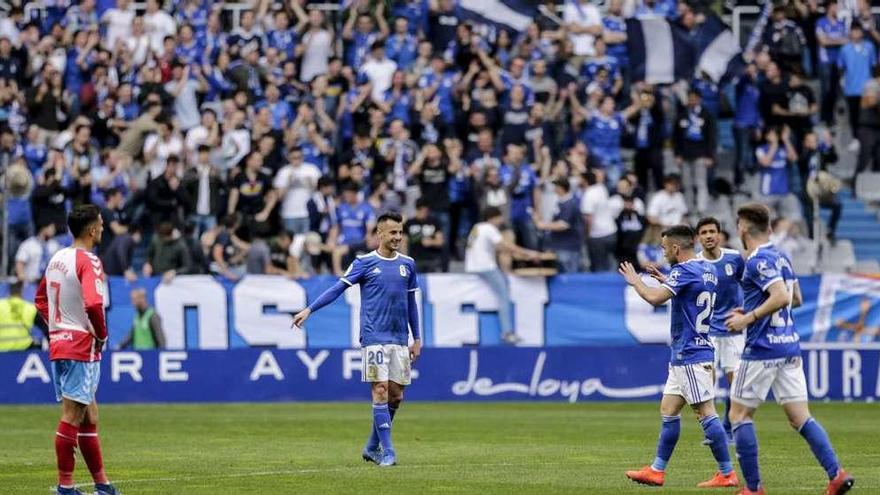 Tejera, en el centro, celebra el tanto ante el Lugo.