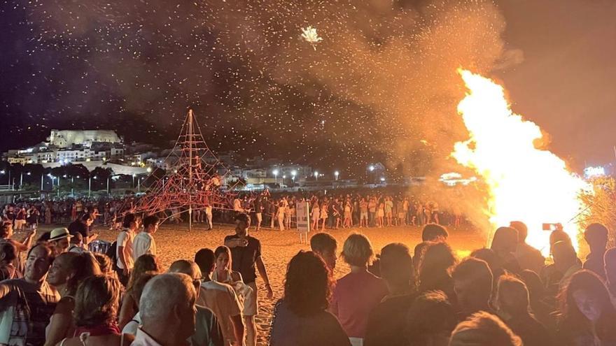Durante la noche de San Juan, en Peñíscola no falta la tradicional hoguera en la playa Sur que cada año reúne a cientos de personas dispuestas a cumplir con los rituales necesarios para llamar a la buena fortuna. | MEDITERRÁNEO