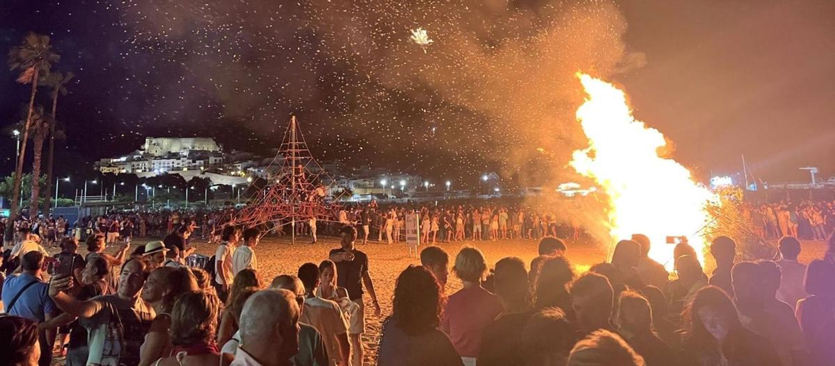 Durante la noche de San Juan, en Peñíscola no falta la tradicional hoguera en la playa Sur que cada año reúne a cientos de personas dispuestas a cumplir con los rituales necesarios para llamar a la buena fortuna. | MEDITERRÁNEO