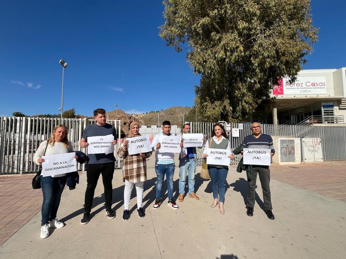 Las ediles socialistas Irene Jódar y Nines Mazuecos protestaban hoy junto a los padres a las puertas del centro.