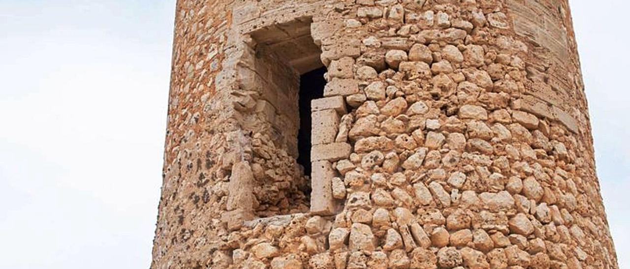 Imagen de la entrada elevada de la torre, desde donde se han producido los desprendimientos. | S.SANSÓ