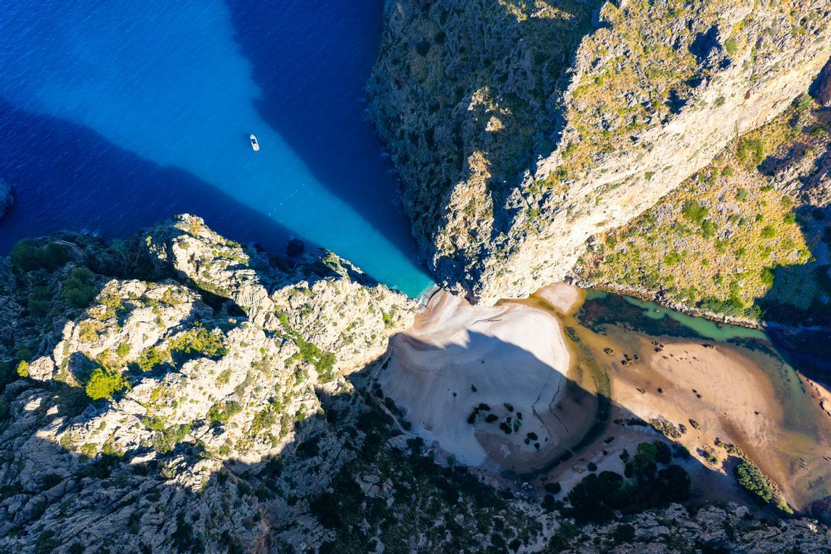 Conduce hasta un paraje idílico en la costa llamado Sa Calobra, al norte de Mallorca.