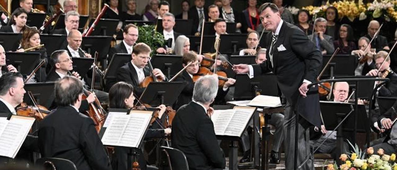 Christian Thielemann con los músicos de la Orquesta Filarmónica de Viena, durante el tradicional concierto de Año Nuevo celebrado ayer en el Musikverein