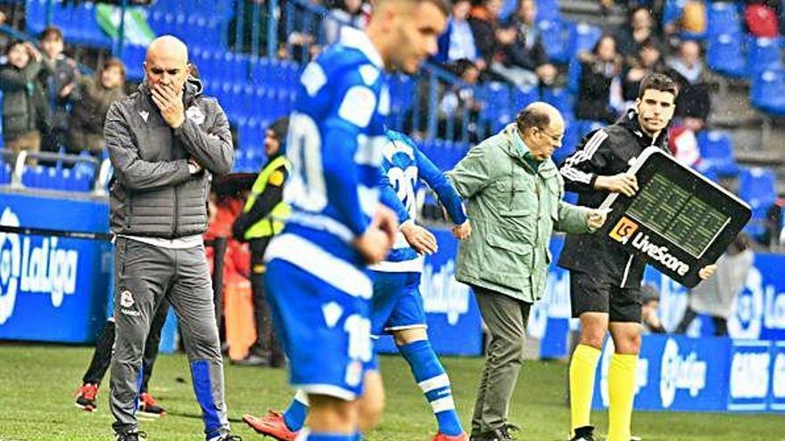 Luis César Sampedro observa el partido contra el Elche desde la banda.