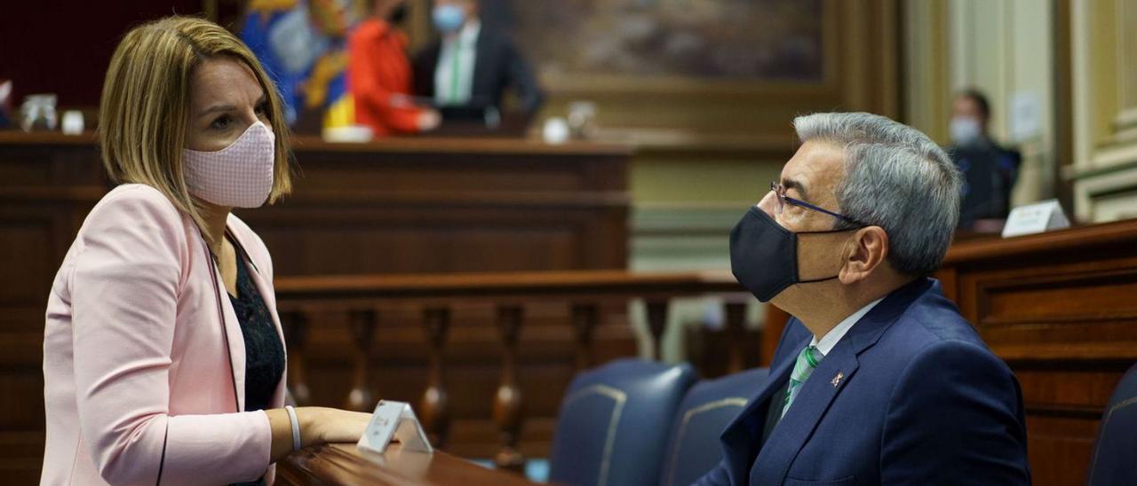 La consejera de Derechos Sociales, Noemí Santana, y el vicepresidente Román Rodríguez, en el pleno del Parlamento.