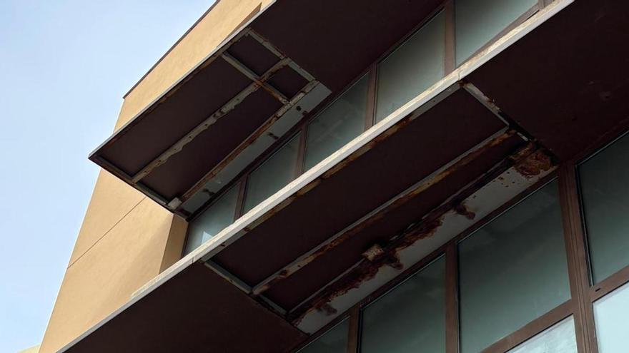 Desperfectos en la fachada de la comisaría.