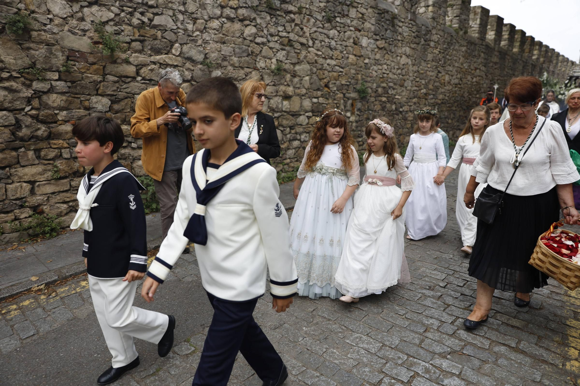 Pétalos, incienso, niños... así fue la procesión del Corpus Christi en Gijón (en imágenes)