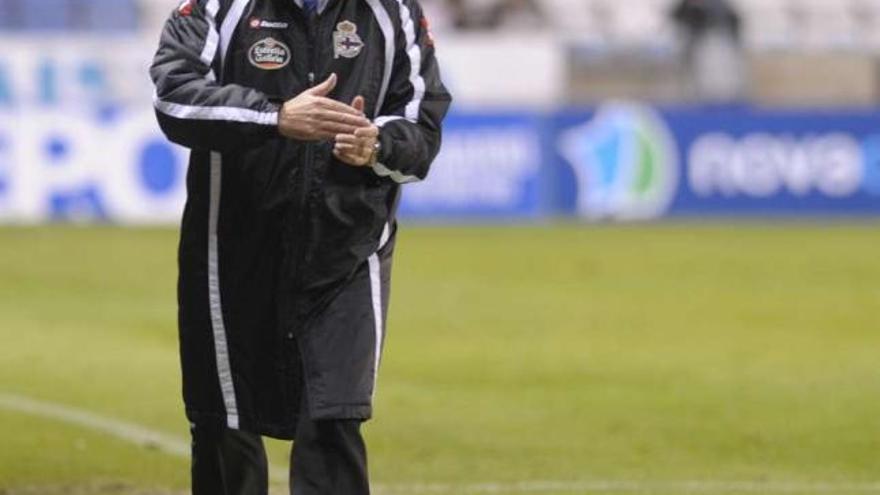 Miguel Ángel Lotina, muy enfadado, grita en la banda, ayer en el estadio de Riazor. / carlos pardellas