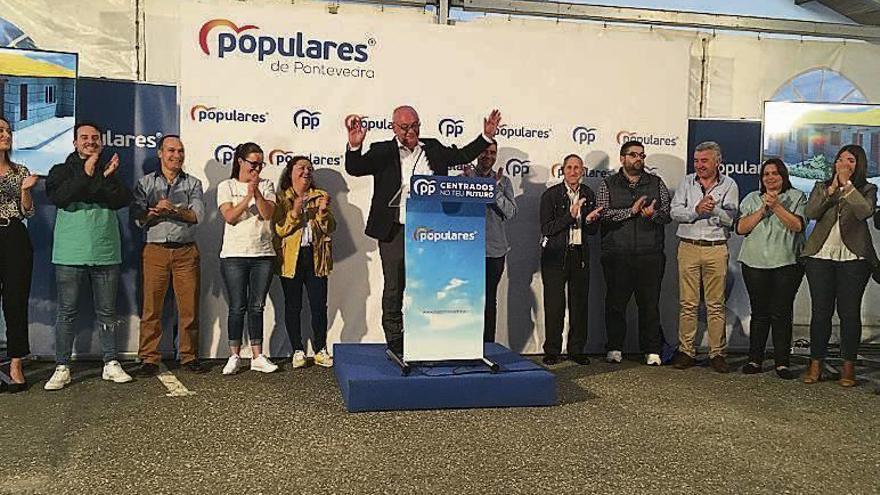 Andrés Iglesias, con miembros de su candidatura en el acto del PP.