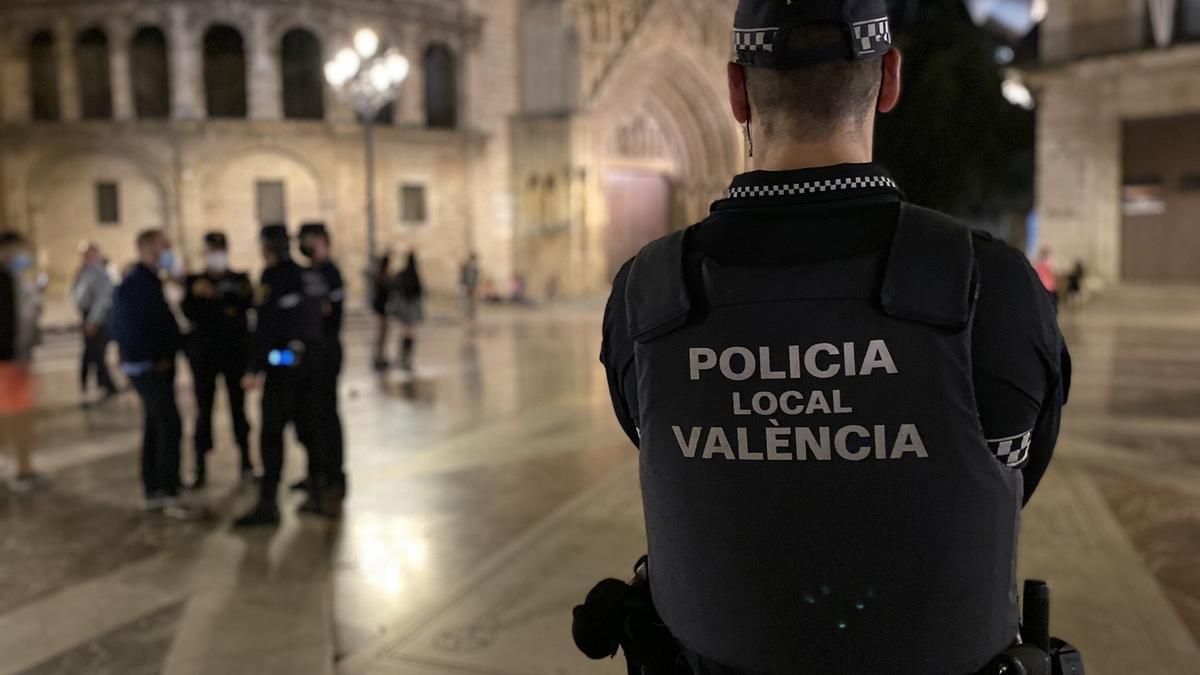 Policía Local de València en la Plaza de la Virgen.