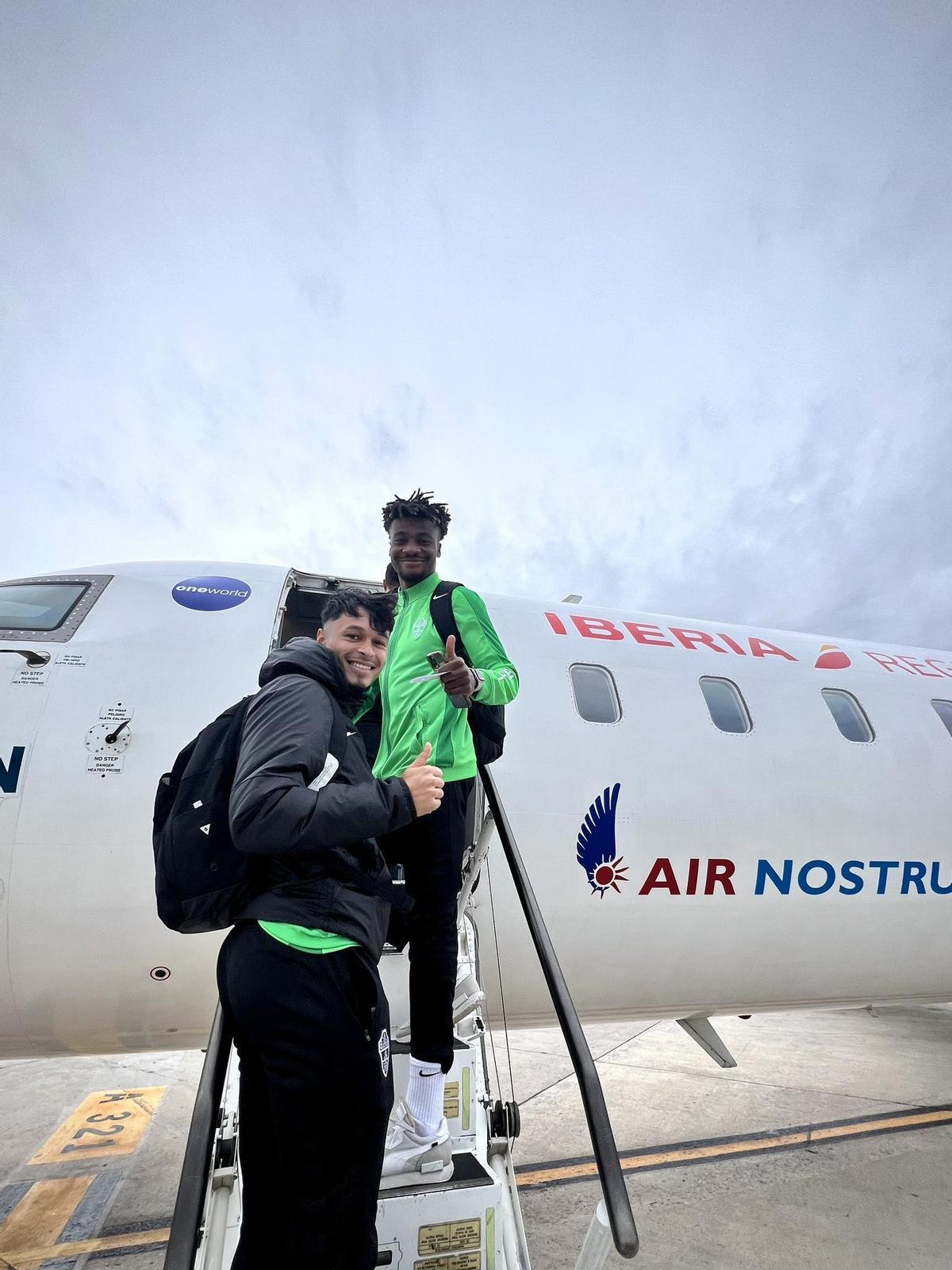 John y Rafa Núñez, antes de emprender el viaje en avión hacia tierras gallegas.