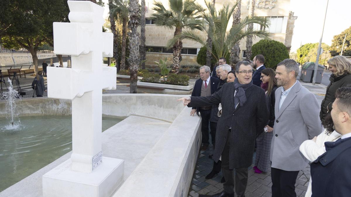 Murcia instala una gran Cruz de Caravaca en el paseo del Malecón, al paso del camino de peregrinación de Levante