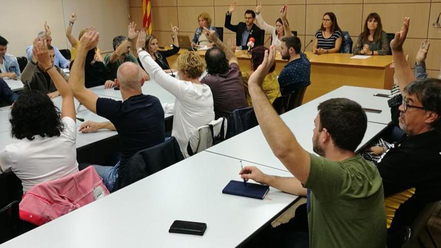 Moment de la votació durant el ple extraordinari celebrat pel Consell Comarcal del Bages