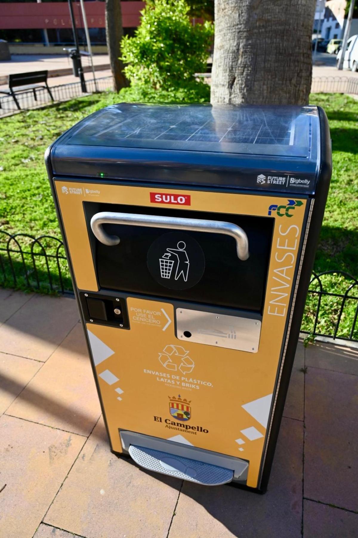 Una de las nuevas papeleras