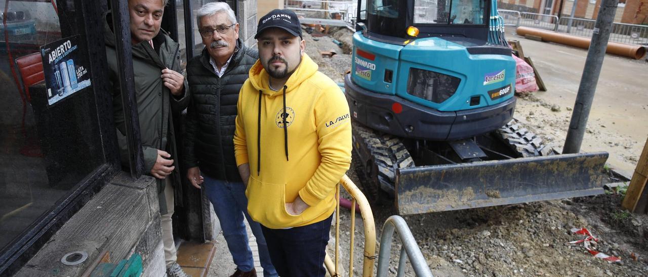 Por la izquierda, Tuero, Floro y Alejandro Flores, a las puertas de la cafetería de este último en la calle Catauña.