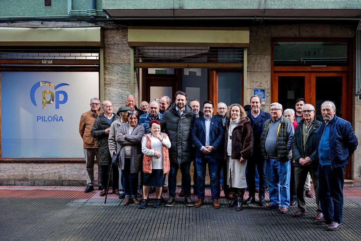 Foto de familia de los dirigentes locales y autonómicos del PP, este viernes, durante la inauguración de la sede del partido en Piloña.
