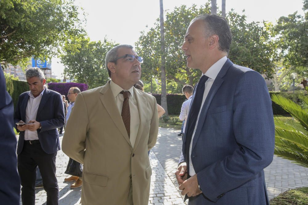 El gerente de INFORMACIÓN, Jesús Javier Prado, conversa con Miguel Ángel Paredes, socio director de KPMG en Alicante.
