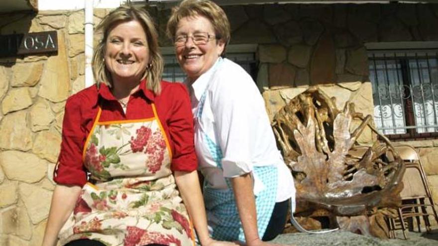 Teresi García Noval, junto a su madre, Teresa Noval Tuya, en el exterior del bar La Llosa, en Oles, Villaviciosa. | ana paz paredes