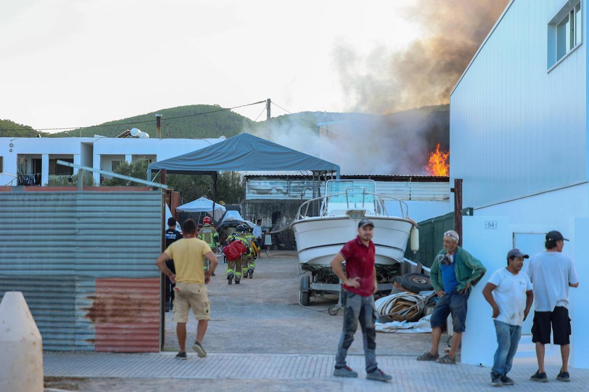 Galería: alarma por un incendio en la Fundació Deixalles de Ibiza Galería: alarma por un incendio en la Fundació Deixalles de Ibiza