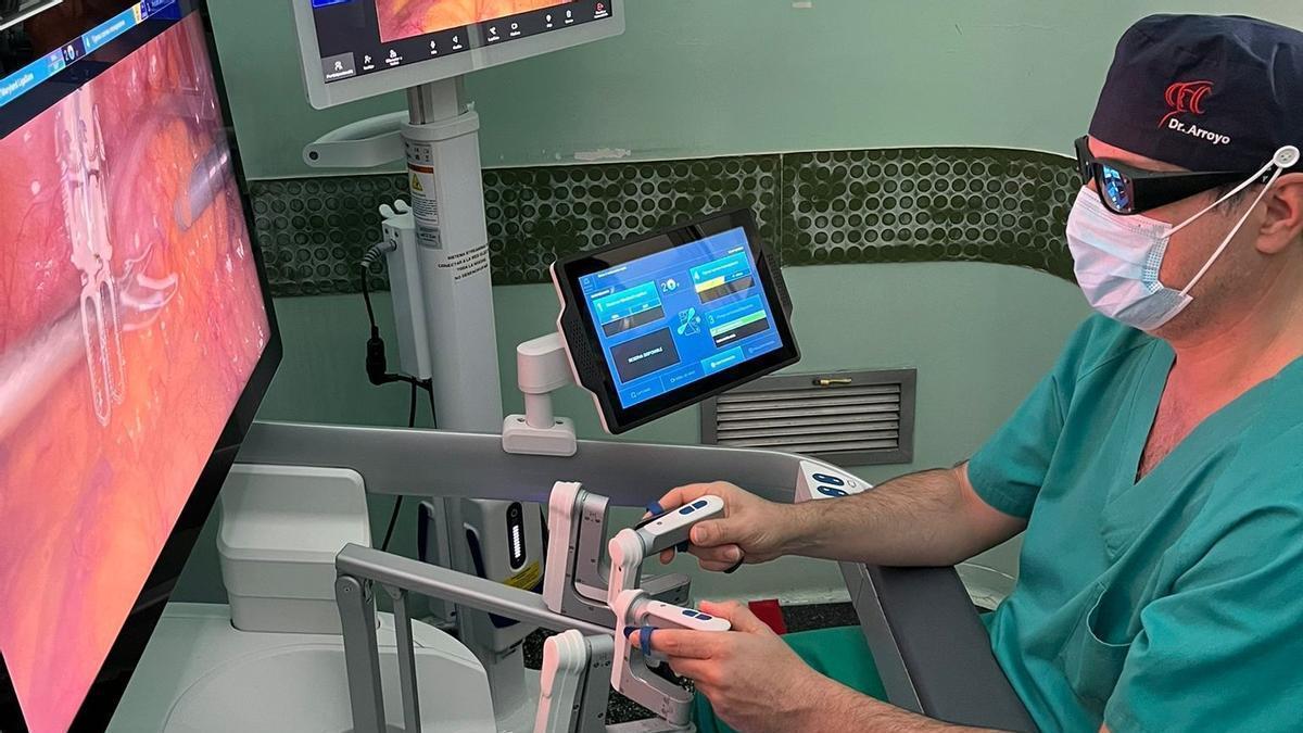 El robot Hugo del Hospital General de Elche marca un hito y alcanza las 500 cirugías