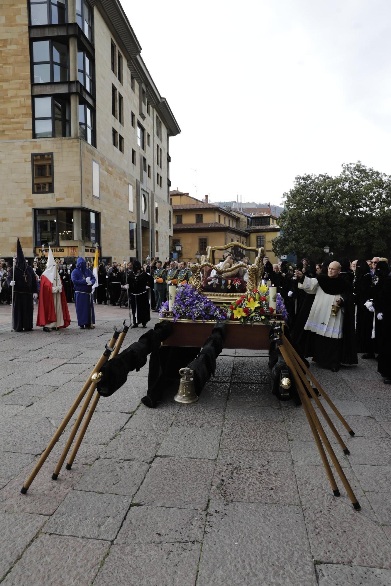 La procesión intergeneracional del Santo Entierro emociona Oviedo